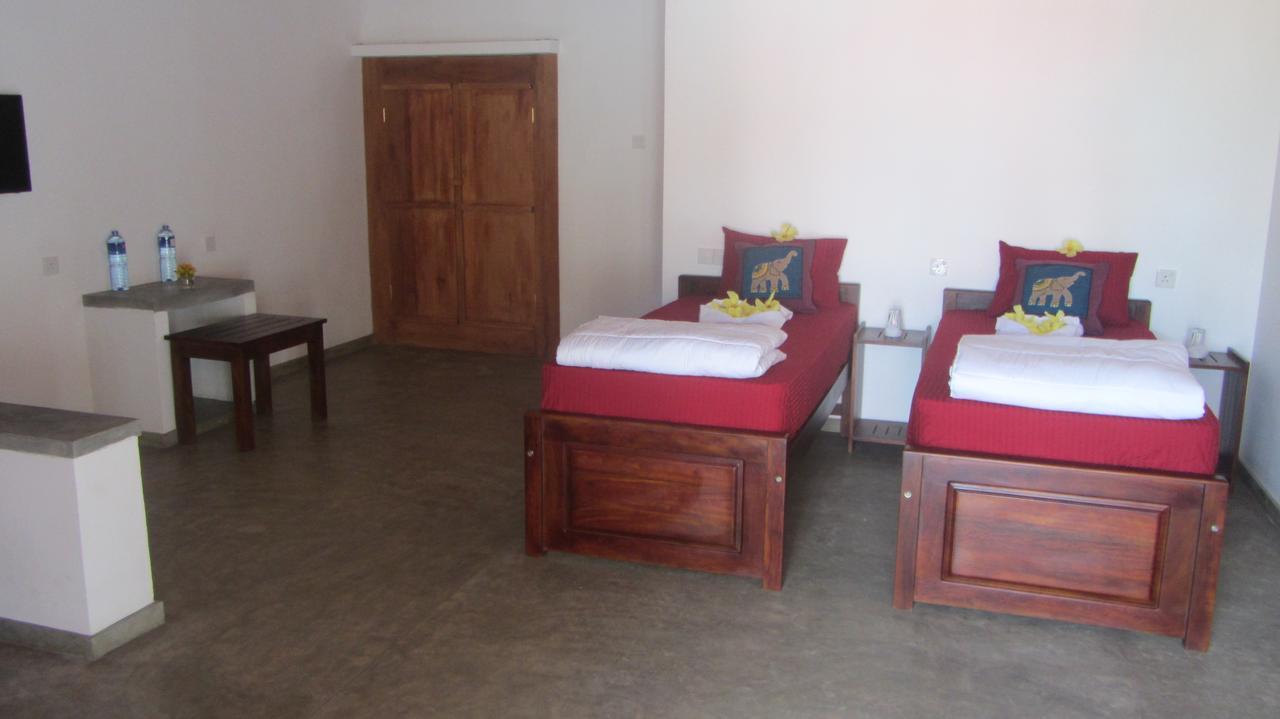 Ladja Beach Resort Ambalantota Bagian luar foto