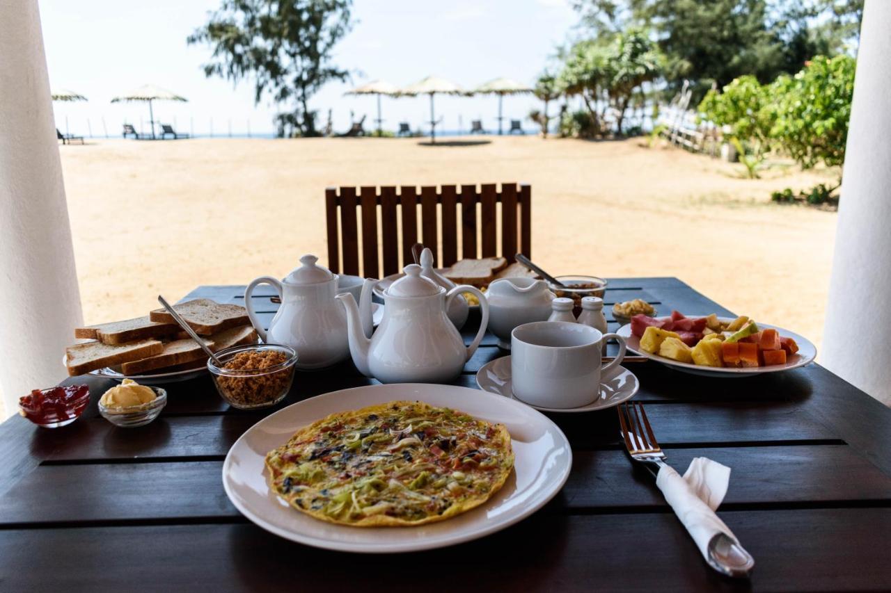 Ladja Beach Resort Ambalantota Bagian luar foto